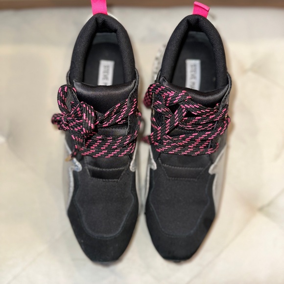 BRAND NEW Stylish Steve Madden Cliff Black and Pink Women's Sneakers - Picture 2 of 5